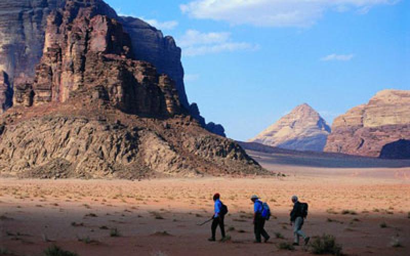 إنقاذ 16 سائحا إسرائيليا تاهوا في منطقة غورعسال