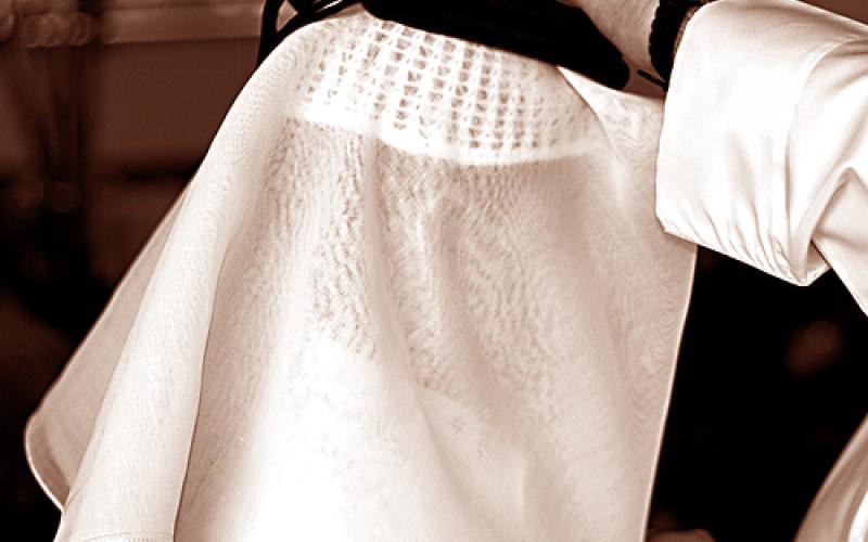 دعوى قضائية ضد مطعم طرد زبون لارتدائه الدشداشة