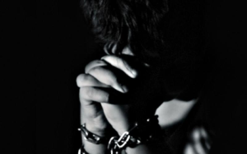 معلم يقيد طالب بحبل ويقبله