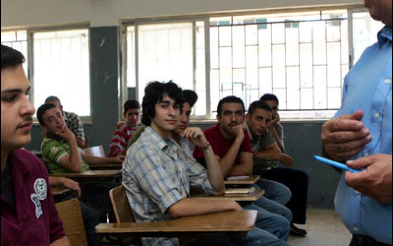 المعلم في يومه.....عنف في المدارس وأوضاع معيشية سيئة