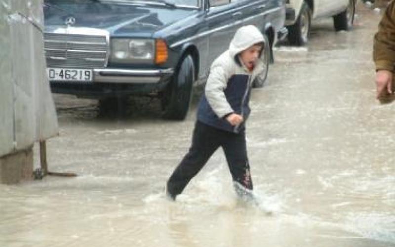 وفاة أب وطفليه غرقا بمياه الأمطار