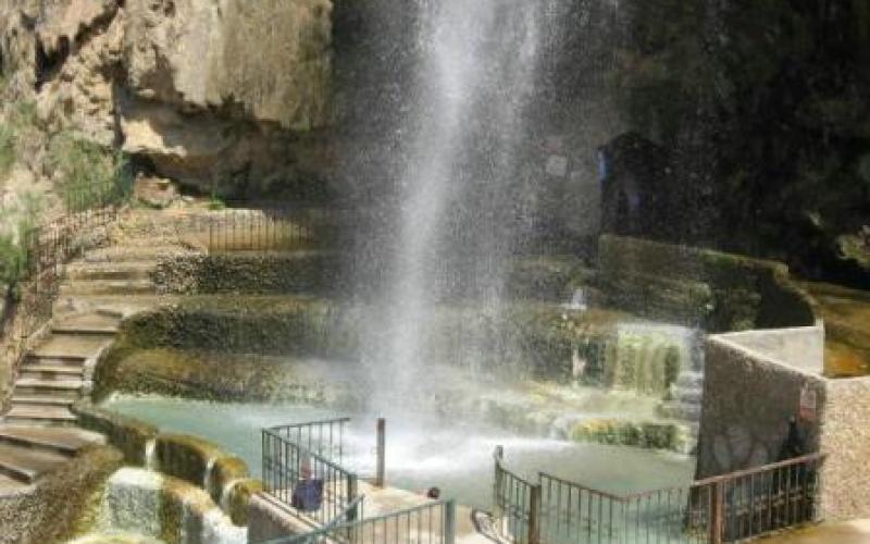 العثور على سائح تائه داخل مغارة في حمامات ضانا