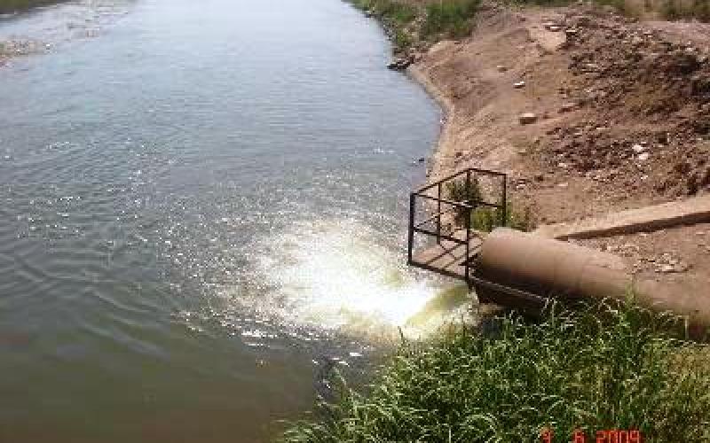 كيلومتر واحد يفصل 4 آلاف مواطن عن مياه عادمة