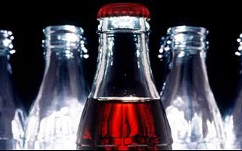 الاعتداء على مفتشي غذاء و دواء بعلب المشروب الغازي بالصريح