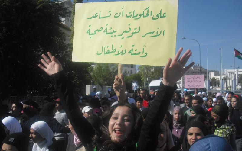 المئات من الأطفال يشاركون في مسيرة مناهضة للعنف