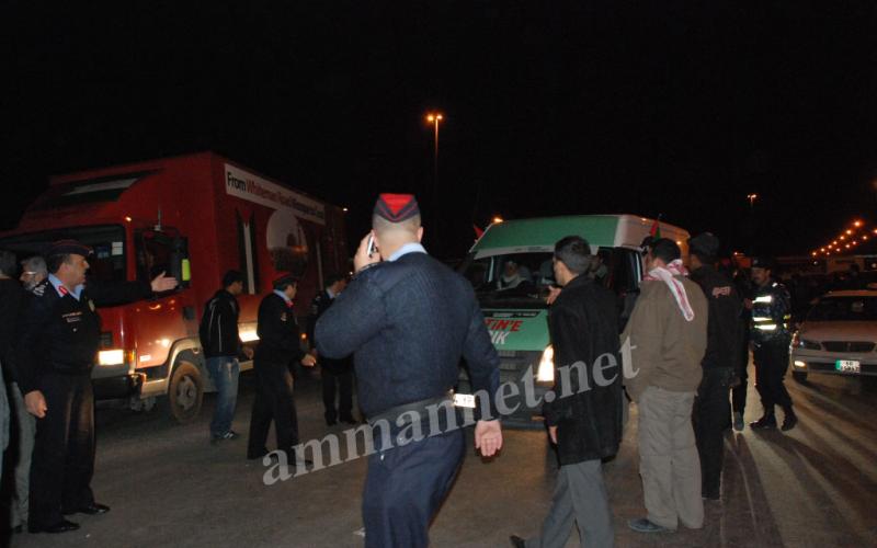 (صور)السماح بمرور" شريان الحياة" بعد إيقاف لأكثر من ساعة