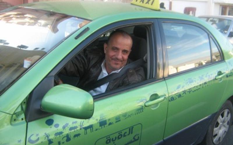 سائقو التاكسي في العقبة مستاؤون من لون مركباتهم