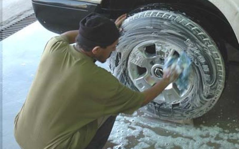 العمالة الوافدة .. غسيل السيارات في جبل عمان مثالا (فيديو)