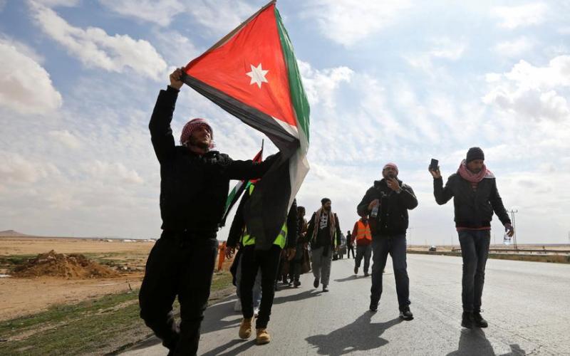 مجموعة من الشبان العاطلين عن العمل يسيرون مشياً على الأقدام نحو العاصمة عمان احتجاجاً على البطالة