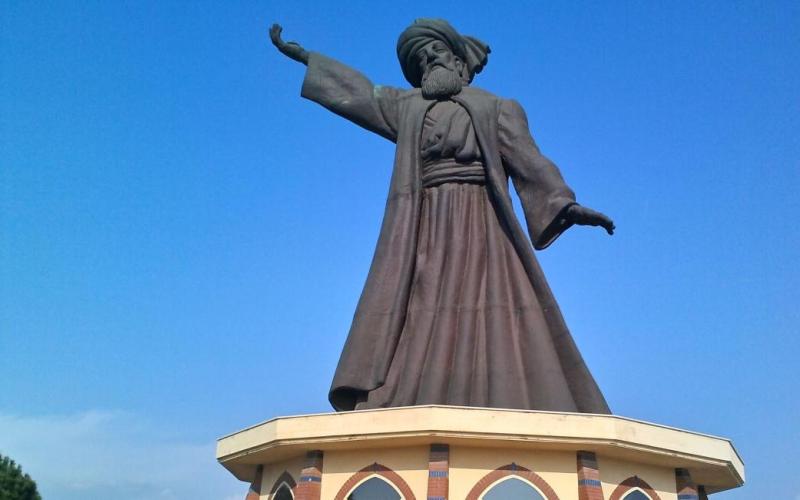 (تمثال الرومي بالقرب من مدينة أزمير التركية)