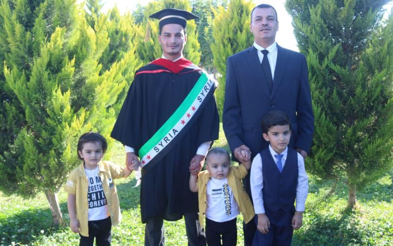 عبد الرحمن زين العابدين، إلى جانبه والده وأطفاله الثلاثة 