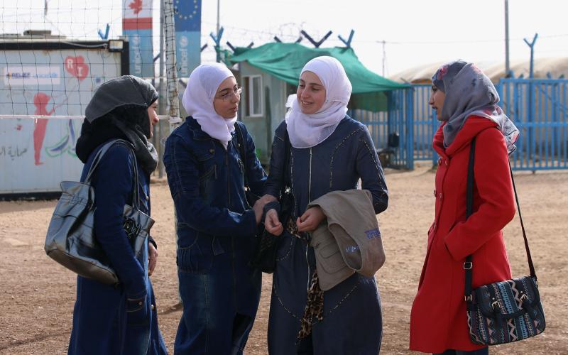 طالبات سوريات أمام مركز لتعليم اللاجئين في مخيم الزعتري للاجئين بالقرب من المفرق، الأردن. (تصوير: (ا ف ب / رعد عدالة)