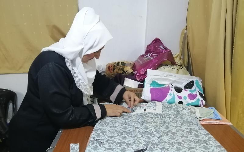 السيدة السورية حلا الكردي خلال عملها في ورشتها المنزلية 