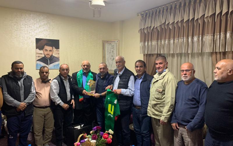 بشار الحوامدة الرئيس السابق لنادي الوحدات يزور والد الاسير ابو خضير برفقة وفد من اعضاء ادارة سابقين.