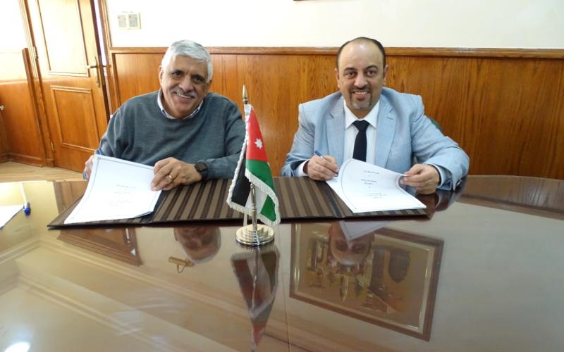 ابو الراغب وكُتاب يوقعون مذكرة التمديد